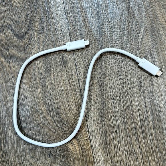 USB C to USB C Cable - Picture 2 of 3